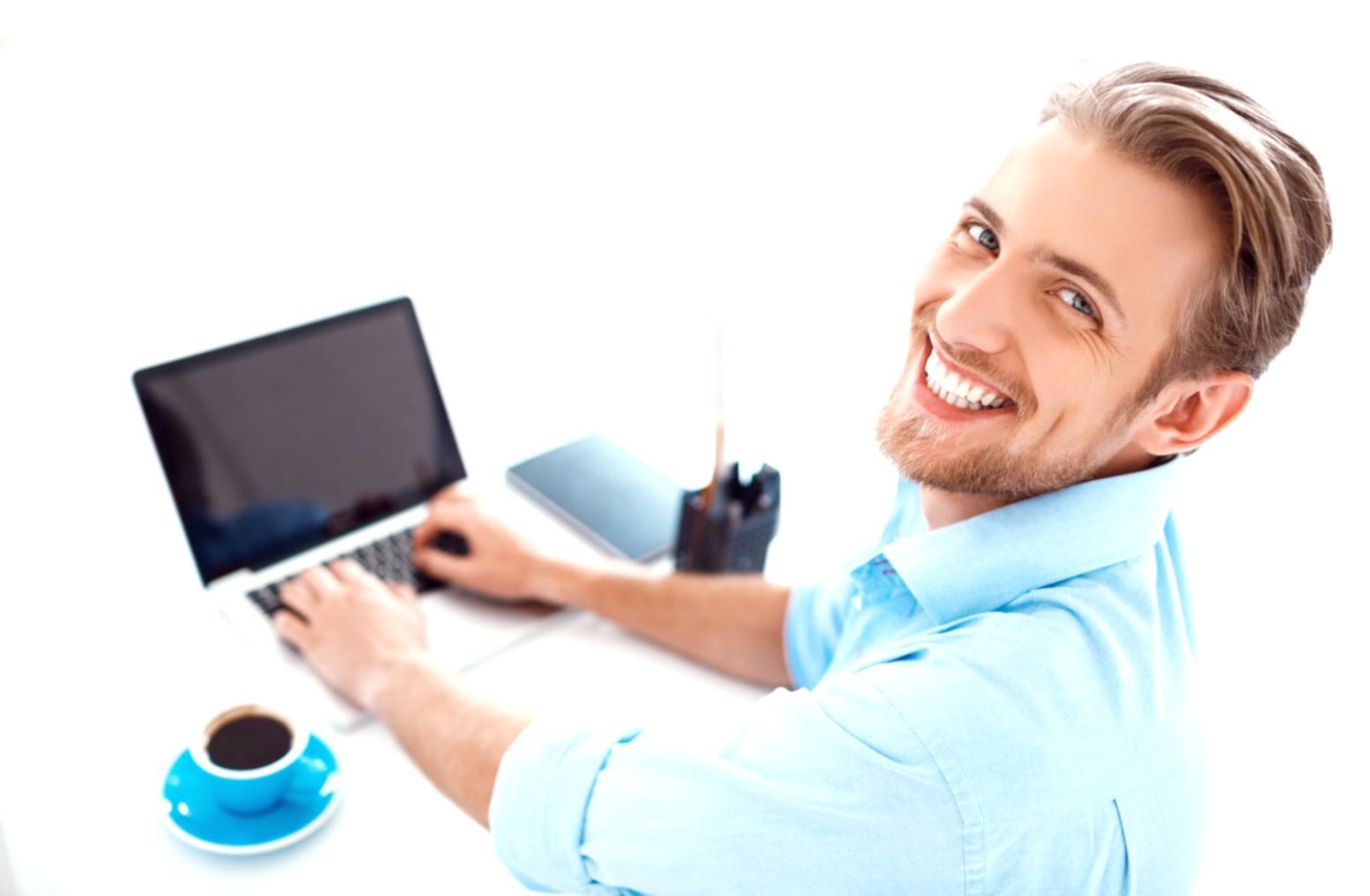 Рабочее пространство с документами и финансовыми графиками